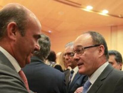 El ministro de Economía, Luis de Guindos (a la izquierda), y el gobernador del Banco de España, Luis María Linde.