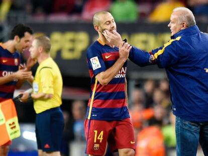 Mascherano deixa o campo após ser expulso contra Eibar.