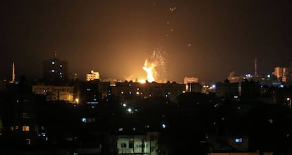 Ataque israelí en el norte de Ciudad de Gaza, este miércoles.