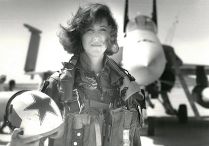 A comandante do voo acidentado da Southwest Airlines, Tammie Jo Shults, em frente a um caça F/A-18A, em 1992