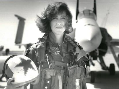 A comandante do voo acidentado da Southwest Airlines, Tammie Jo Shults, em frente a um caça F/A-18A, em 1992