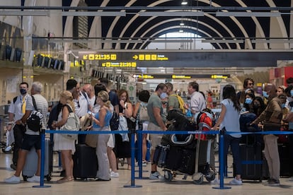 Pasajeros en la terminal de salidas del aeropuerto de San Pablo, en Sevilla. 