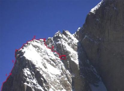 Plan de rescate en el Karakorum: 1: El equipo de rescate subirá por la arista. 2: Zona de escalada más compleja. 3: Último tramo por la arista. 4: Descenso hacia la repisa en la que se encuentra Óscar Pérez.