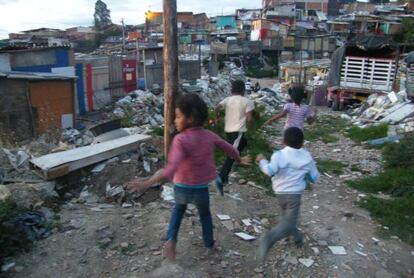 La situación higiénica y sanitaria es deficiente, aún así el Gobierno de Bogotá no tiene contemplado de momento ninguna solución para los habitantes del barrio Ramírez.