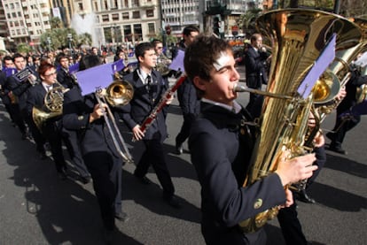 Los componentes de una banda de música, en un desfile festivo por las calles de Valencia.