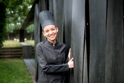 14/07/2021 La chef Martina Puigvert, en el restaurante de su familia Les Cols en Olot /Toni Ferragut 
