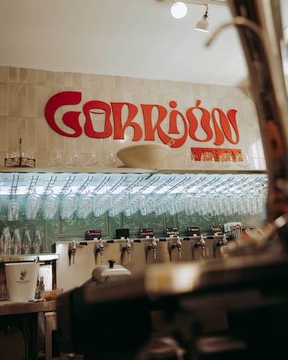 Barra con los grifos de vinos en el bar Gorrión en Cádiz. Imagen proporcionada por el establecimiento.