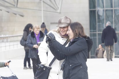 Turistas junto al Museo Guggenheim de Bilbao.