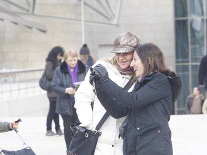 Turistas junto al Museo Guggenheim de Bilbao.