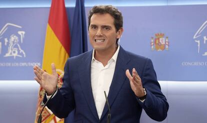 Albert Rivera comparece ante los medios en el Congreso, el martes.