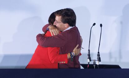 El alcalde de Madrid, José Luis Martínez-Almeida, y la presidenta de la Comunidad de Madrid, Isabel Díaz Ayuso, se abrazaban la noche electoral del 28-M celebrando la victoria del partido en la sede nacional del PP. 