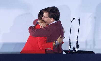 El alcalde de Madrid, José Luis Martínez-Almeida, y la presidenta de la Comunidad de Madrid, Isabel Díaz Ayuso, se abrazaban la noche electoral del 28-M celebrando la victoria del partido en la sede nacional del PP.