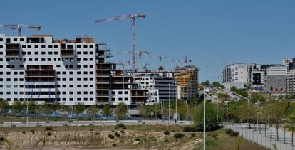 Grúas, edificios, construcción.