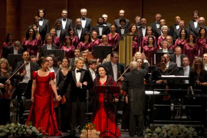 Montserrat Martí, Nikolai Baskov, Montserrat Caballé y José Collado (de espaldas), ayer al final del concierto en el Liceo.