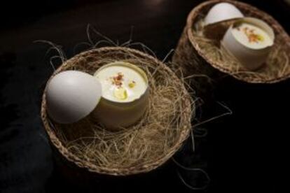 Plato con huevo de ganso, crema ibérica y guiso de sus interiores.