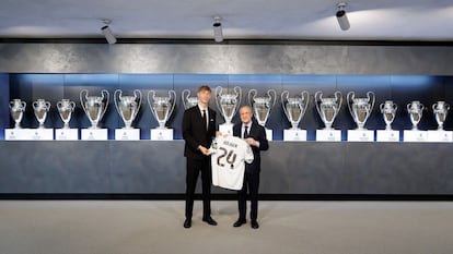 Dean Huijsen junto a Florentino Pérez durante su presentación como jugador oficial del Real Madrid este martes, en una fotografía distribuida por el club.
