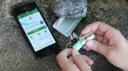 Un contenedor (o caché), en este caso con forma de llavero y camuflado bajo una piedra, es lo que buscan los aficionados al Geocaching con la ayuda de un GPS. La gracia del juego es que se esconden en emplazamientos singulares.