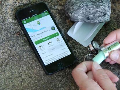 Un contenedor (o caché), en este caso con forma de llavero y camuflado bajo una piedra, es lo que buscan los aficionados al Geocaching con la ayuda de un GPS. La gracia del juego es que se esconden en emplazamientos singulares.