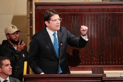 El senador de oposición Miguel Turbay (habla durante la instalación de las sesiones ordinarias del Congreso este sábado, en Bogotá (Colombia). E