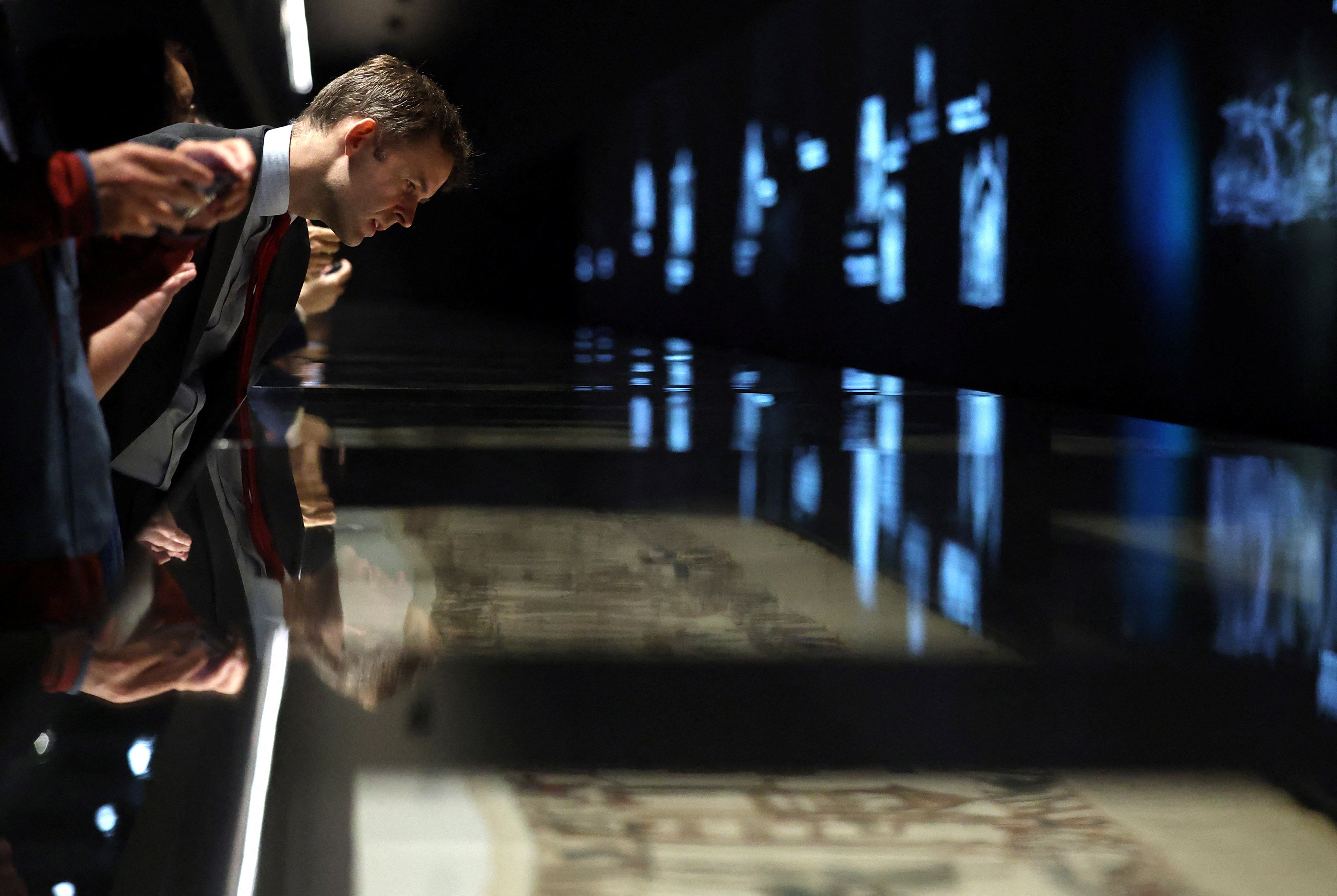 Curiosidad, asombro y reverencia: Londres vibra al contemplar al fin su historia fundacional en el Tapiz de Bayeux