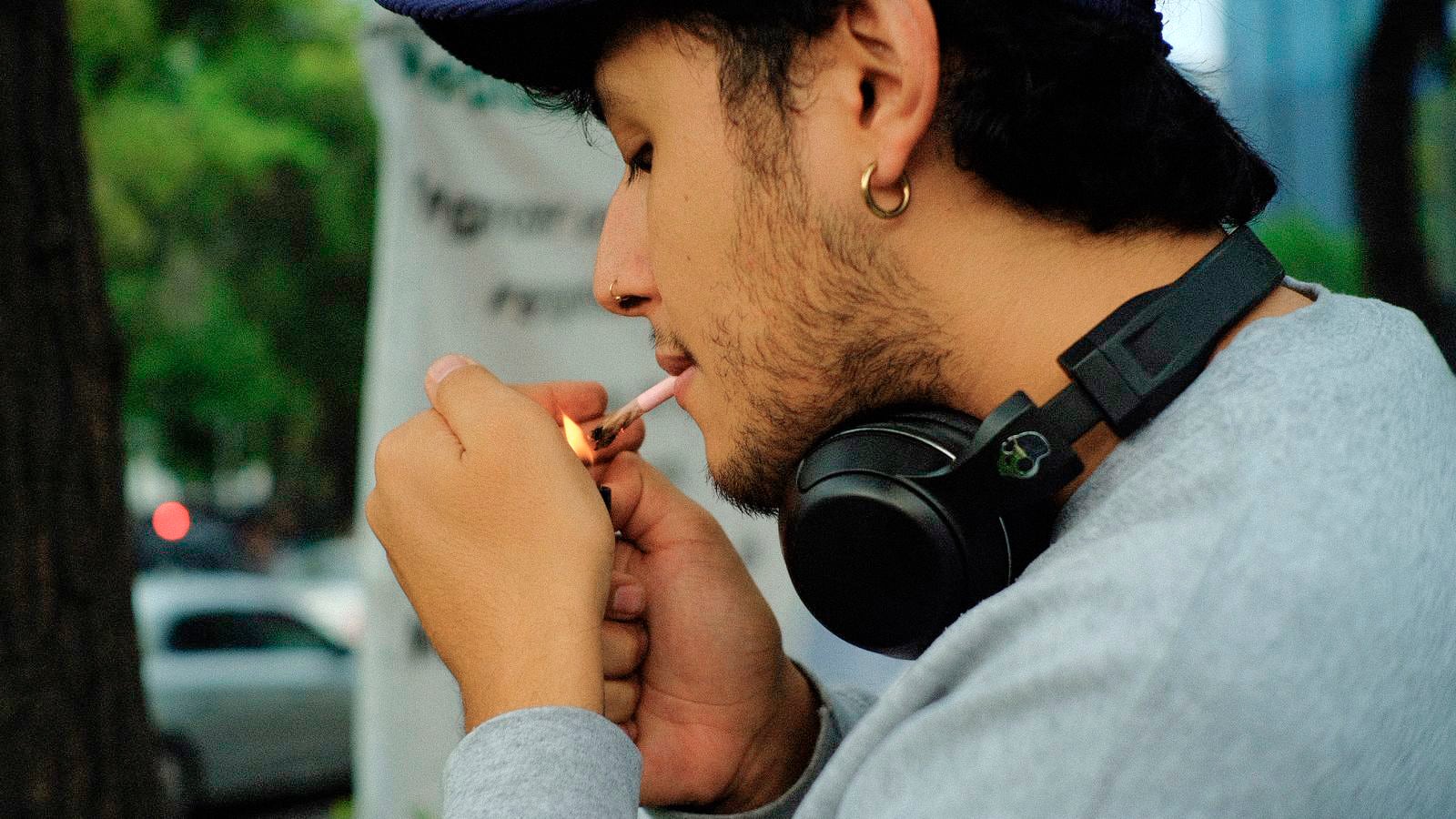 El desconocido síndrome que acecha a los consumidores diarios de cannabis: crisis de vómitos, náuseas y dolor abdominal