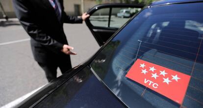 Un conductor de VTC abre la puerta de su vehículo, en una imagen de archivo.