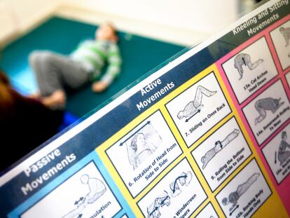 Una monitora realiza ejercicios con una monitora para tratar su dislexia en un colegio de Madrid.