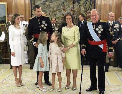 Fotografía de familia de los reyes con la pincesa y la infanta en el palacio de La Zarzuela.