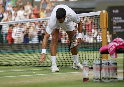 Djokovic, during the match against Alcaraz, after smashing his racket against the post      