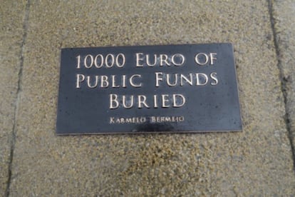 Secuencia de la pieza de Karmelo Bermejo '10.000 euros de dinero público enterrados en el punto de coordenadas 42º 50' 57.2172” Norte y 2º 40' 5.3688” Oeste'.