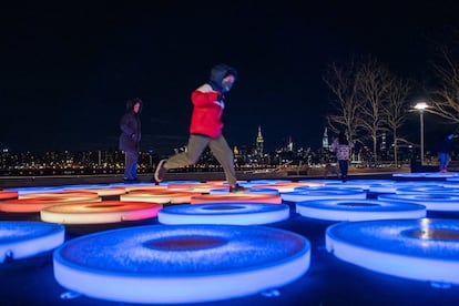 'Reflect' es una nueva instalación de arte en Domino Park, un parque público de cinco hectáreas que sigue el curso del East River en el barrio de Williamsburg, en Brooklyn (<a href="https://elviajero.elpais.com/elviajero/2020/10/01/actualidad/1601539333_886596.html" target="_blank">Nueva York</a>). Creada por la artista estadounidense Jen Lewin, la obra consta de tres anillos concéntricos con plataformas hechas de luces interactivas que responden a las pisadas de los visitantes, desencadenando destellos lumínicos que crean una composición en constante cambio. “La instalación alentará a los neoyorquinos a hacer una pausa para un momento de reflexión y descubrimiento, e inspirará la conexión mientras la ciudad entra en una nueva era de esperanza y recuperación”, explican desde el parque (<a href="https://www.dominopark.com/" target="_blank">dominopark.com</a>). Abierta de 8.00 a 22.00 (hasta el 15 de abril), de día su superficie refleja el cielo y el entorno, y de noche, la escultura se anima mientras los espectadores se mueven a través de sus paneles creando un espectáculo multicolor con el skyline de Manhattan al otro lado del río. Una manera de divertirse en Brooklyn al aire libre y respetando las distancias de seguridad.