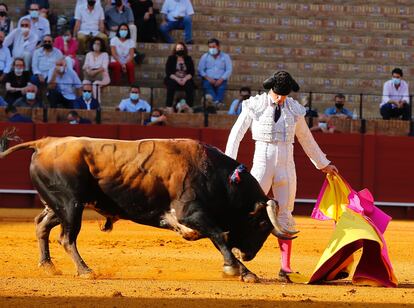 Daniel Luque, con el capote a una mano, en el primero de su lote.