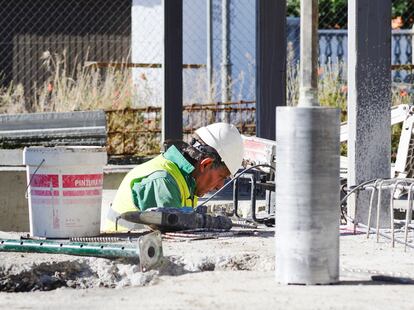 Un obrero de la construcción trabaja en una edificación en Valladolid.