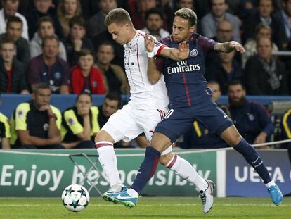 Kimmich protege la pelota ante Neymar.