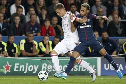 Kimmich protege la pelota ante Neymar.