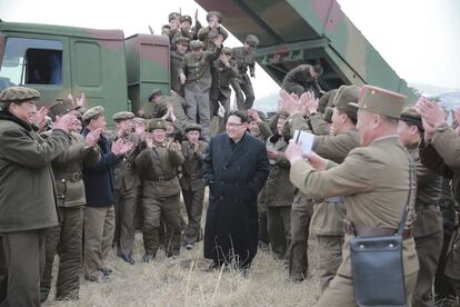 El l&iacute;der Kim Jong Un durante las pruebas de lanzamiento de un nuevo sistema de lanzamisiles m&uacute;ltiple de largo calibre.