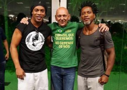 Ronaldinho, Luciano Hang e Zé Roberto na loja da Havan, em Brusque.