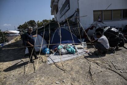 Dos refugiados montan una tienda en el aparcamiento de un supermercado de la capital de Lesbos. Los habitantes de la isla están cada vez más cansados de ver cómo la situación empeora debido al creciente número de refugiados que llega a la costa y que luego no pueden salir de allí.