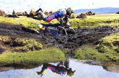 El motorista argentino Franco Caimi se accidenta durante la séptima etapa del Rally Dakar entre La Paz y Uyuni (Bolivia), el 13 de enero de 2018.