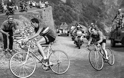 Coppi y Rabic, en la ascensión a Alpe d'huez de 1952.