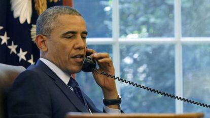 Obama hablando por tel&eacute;fono en el Despacho Oval.