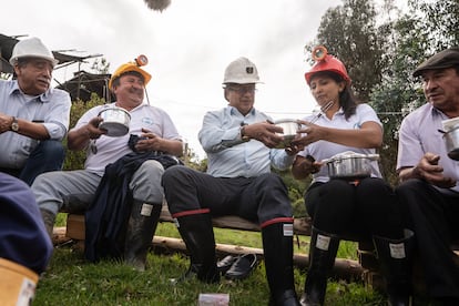 Gustavo Petro, comparte un almuerzo mientras se reune con los trabajadores mineros del municipio de Paipa, Boyacá, el 6 de Junio de 2022.