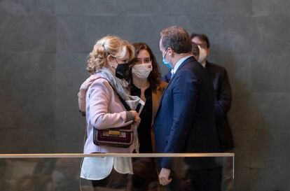 Isabel Díaz Ayuso abraza a Esperanza Aguirre este martes 18 de enero en la presentación de un libro.