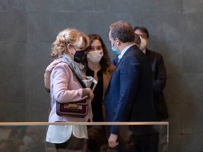 Isabel Díaz Ayuso abraza a Esperanza Aguirre este martes 18 de enero en la presentación de un libro.