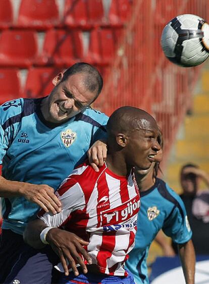 Gregory Arnolin, del Sporting, y Fernando Soriano disputan un balón durante el partido.