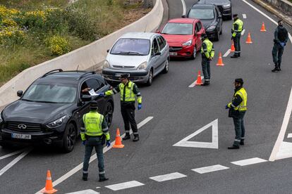 Agentes de la Guardia Civil cortan la autopista de Palma para realizar un control a todos los vehículos que viajan en dirección Andratx, en Mallorca.  