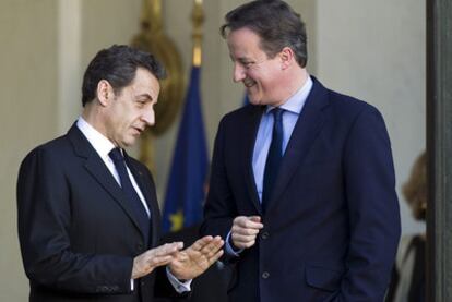 Sarkozy y Cameron charlan tras la reunión en el Elíseo.