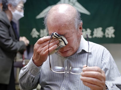 Shigemitsu Tanaka, miembro de la asociación  de víctimas de la bomba atómica Nihon Hidankyo, llora al escuchar el anuncio del Premio Nobel de la Paz, el pasado viernes en Nagasaki.