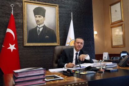 Recep Tayyip Erdogan posa en su despacho de la sede del AKP en Ankara un día después de ganar las elecciones.