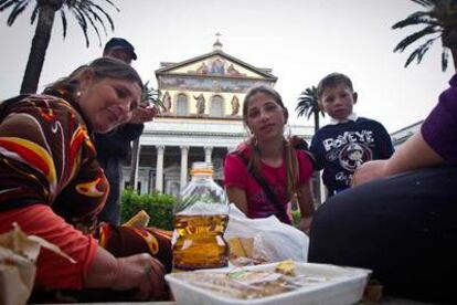 Una familia de gitanos, ante la Basílica.